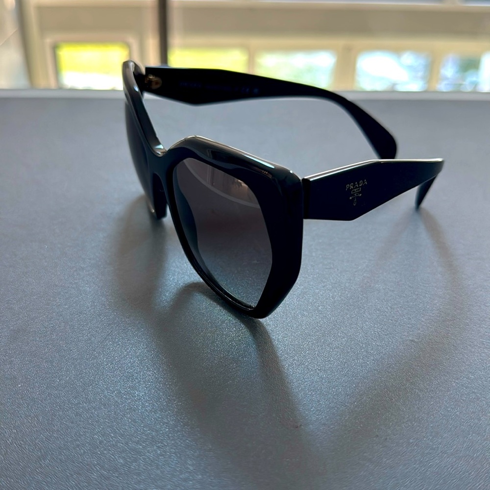 Prada Sunglasses PR16